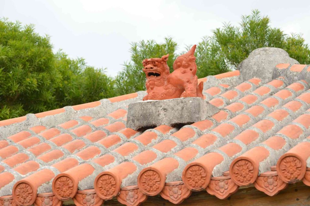 屋根の上のシーサー