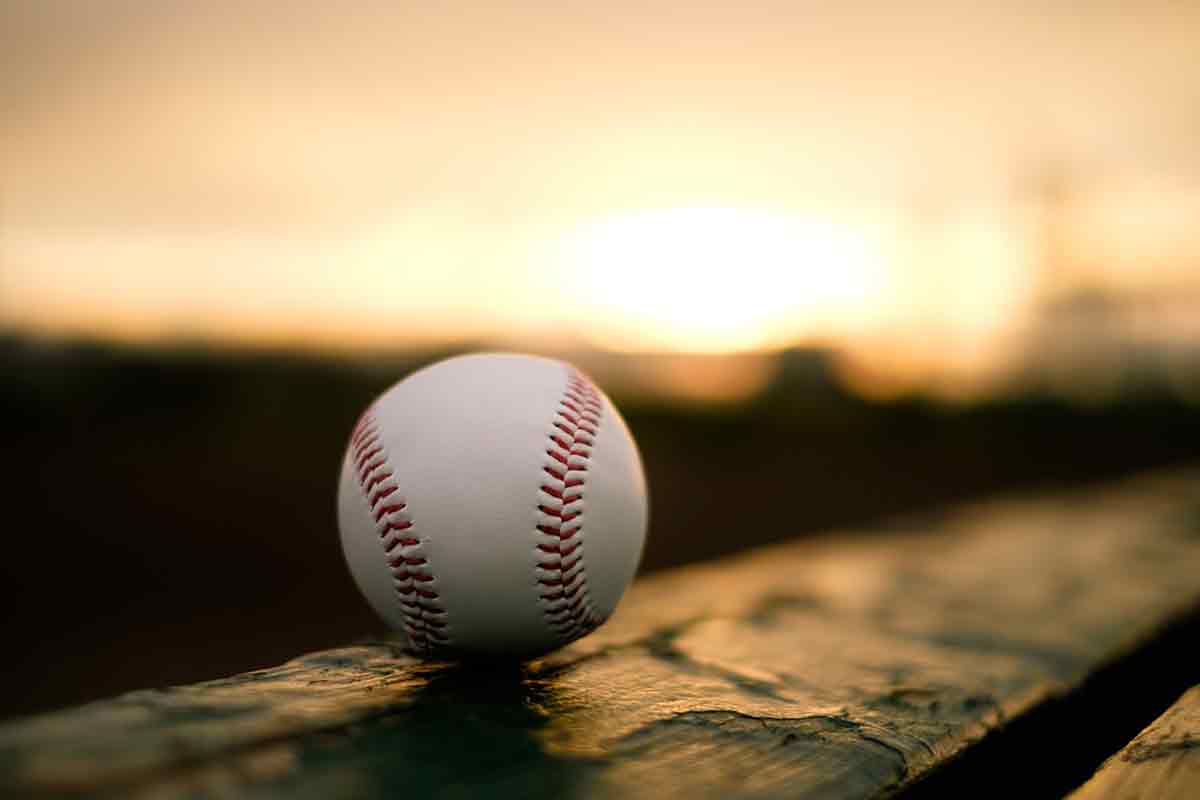 夕日と野球ボール