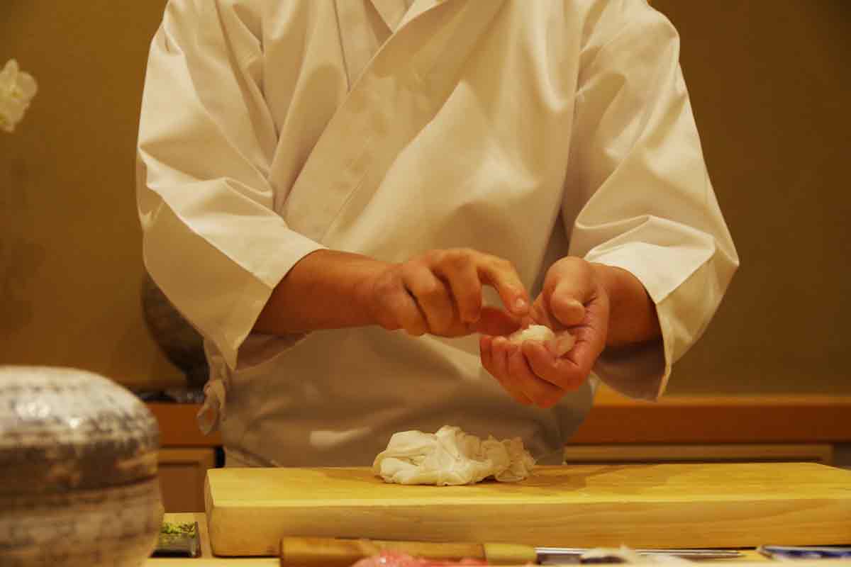 職人が寿司を握っている場面