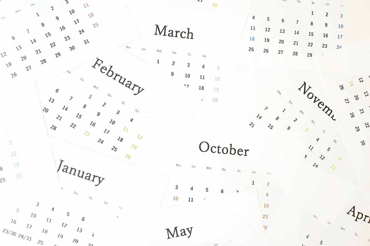 散らばったカレンダー